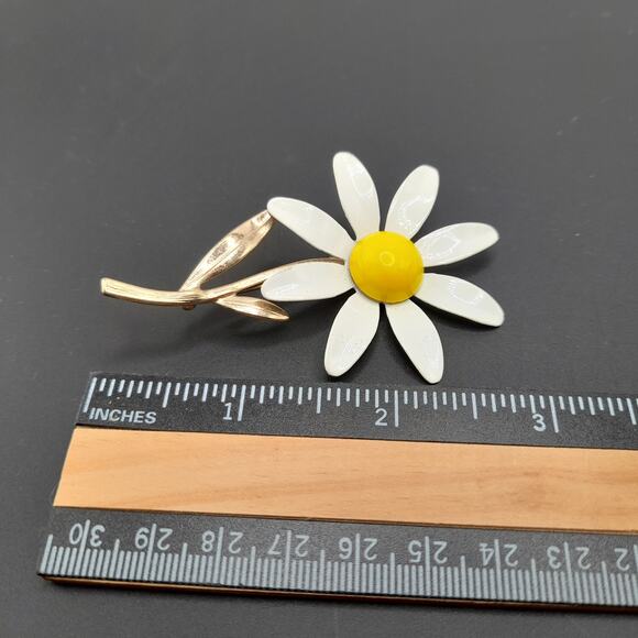 Vintage 1970s Sarah Coventry Daisy Flower Brooch - 3 Inches - Picture 6 of 6